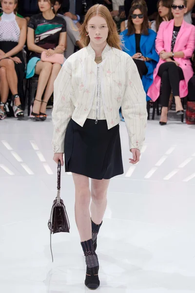 Look 19
